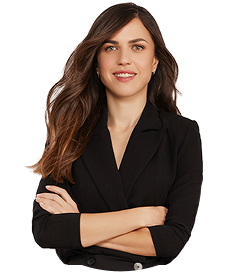 נעמי לבוב לובשת חולצה אדומה ומחייכת