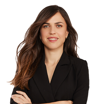 נעמי לבוב לובשת חולצה אדומה ומחייכת